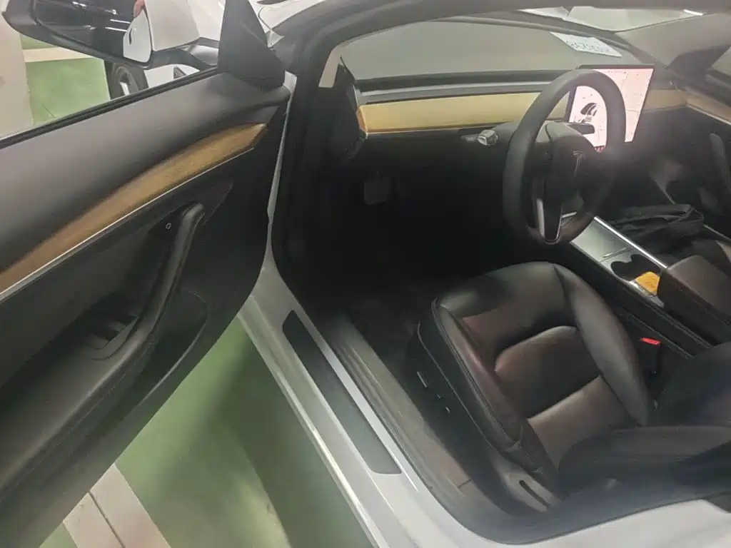 Tesla Model 3 — миниатюра 16