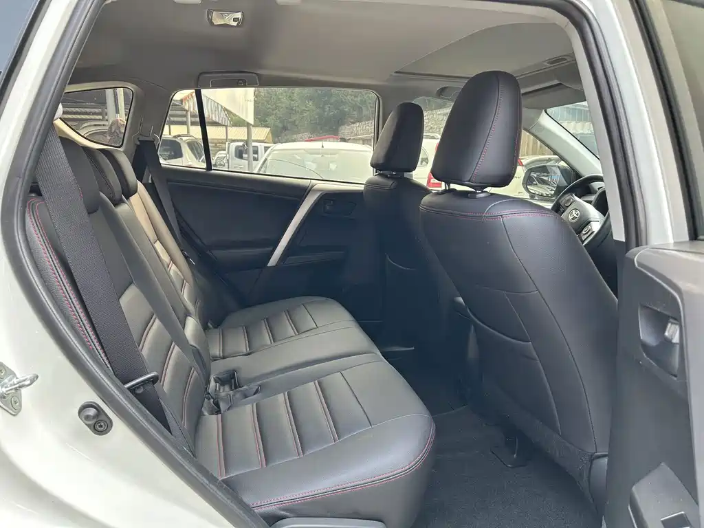 Toyota RAV4 — миниатюра 5