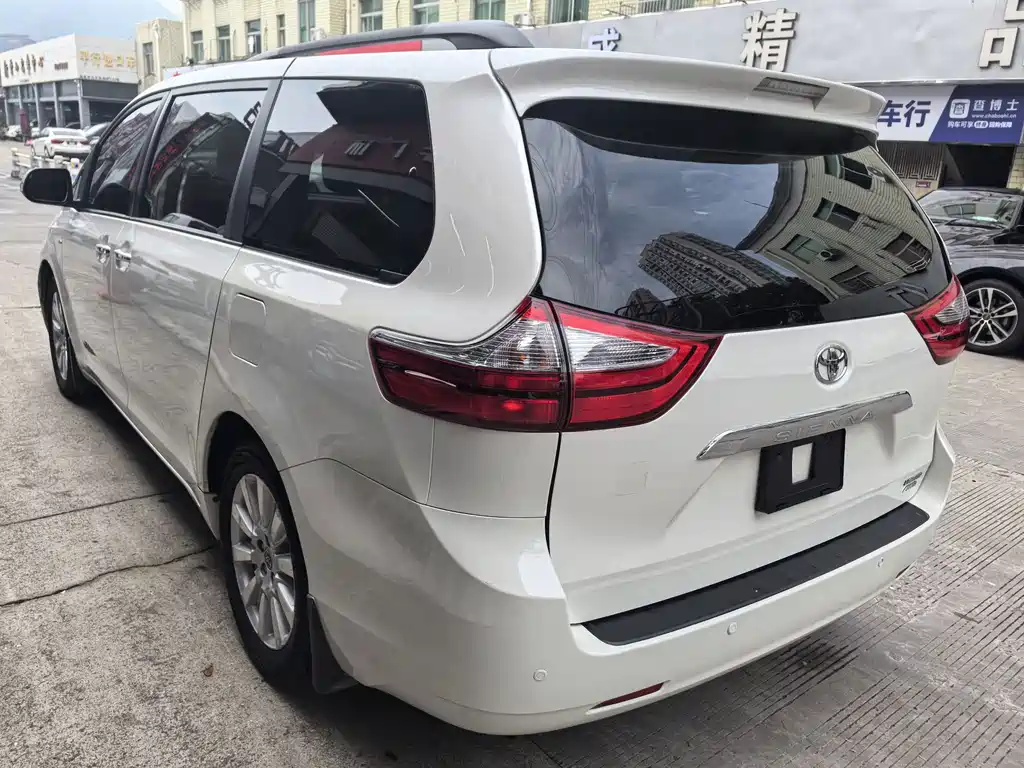 Toyota Sienna — миниатюра 12