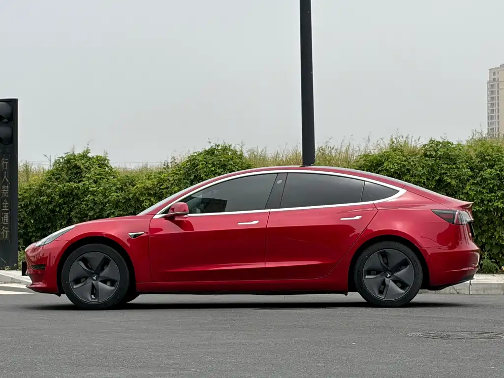 Tesla Model 3 — миниатюра 3