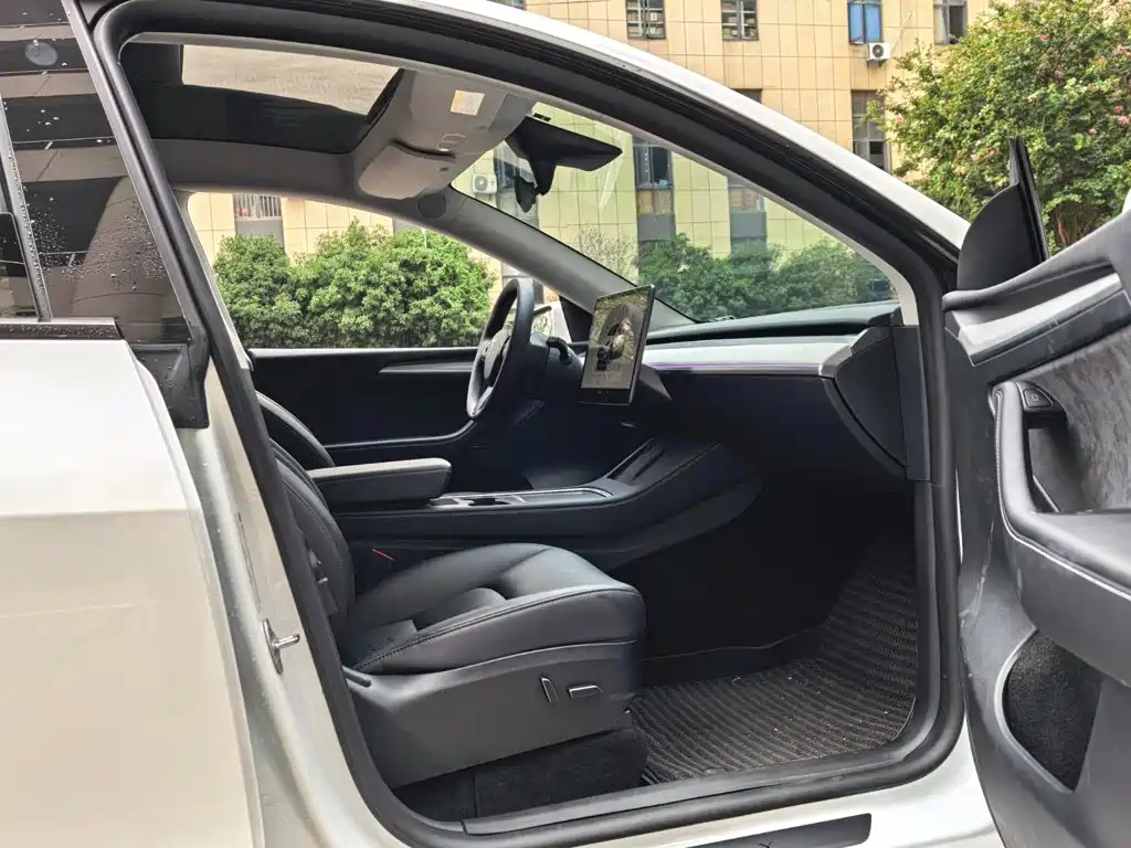 Tesla Model Y — миниатюра 16
