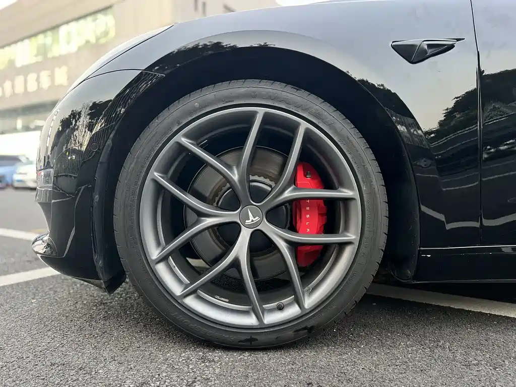 Tesla Model 3 — миниатюра 8