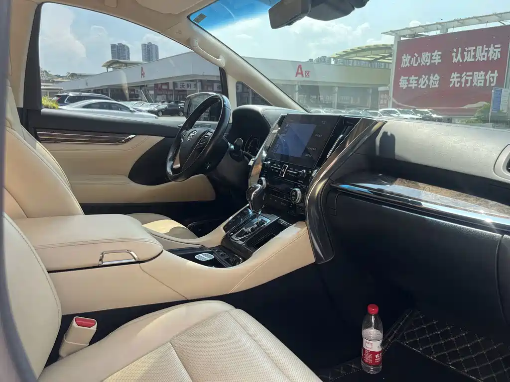 Toyota Alphard — миниатюра 6