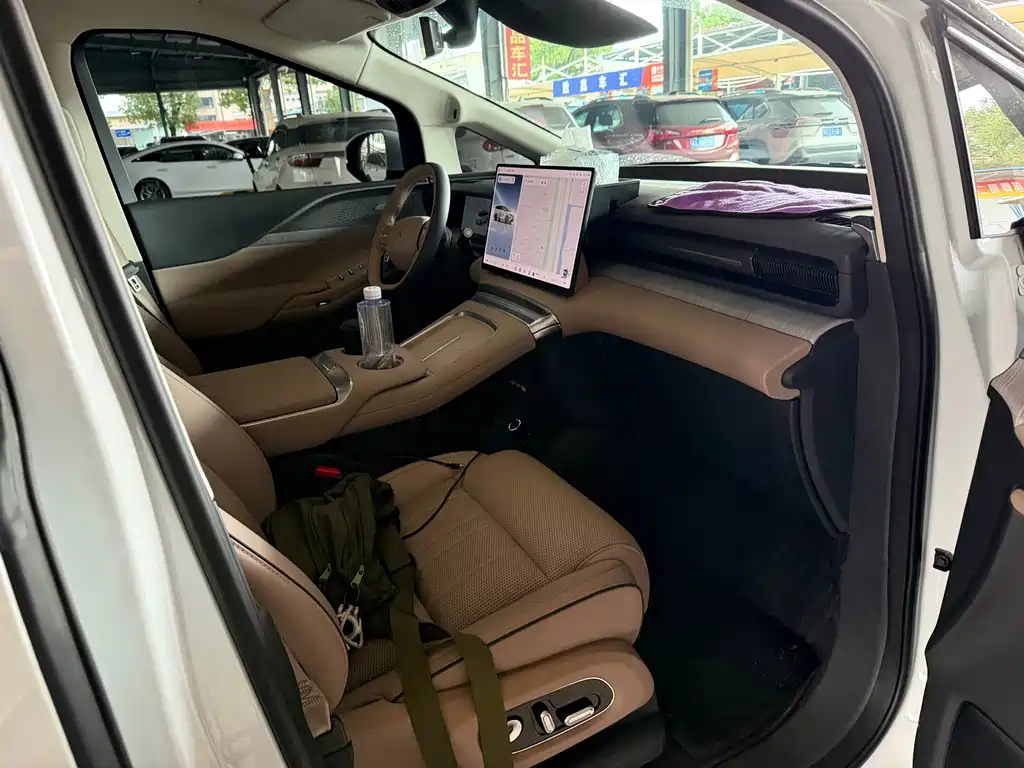 XPeng X9 — миниатюра 7