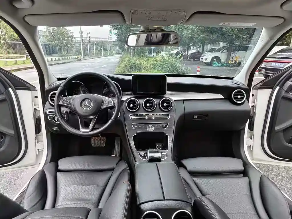 Mercedes-Benz C-Class — миниатюра 12