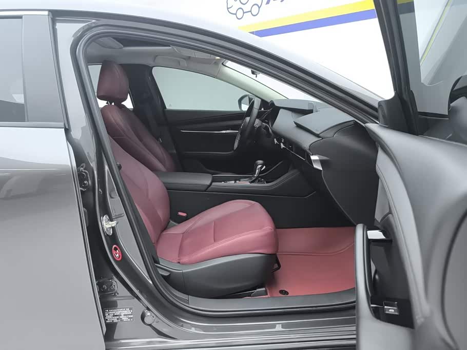 Mazda Mazda3 Axela 2.0 л 2024 г. Серебристо-серый, пробег 33600 км