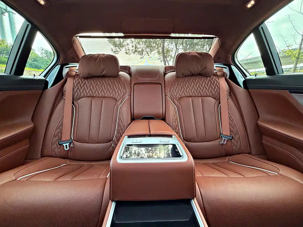 BMW 7 Series — миниатюра 13