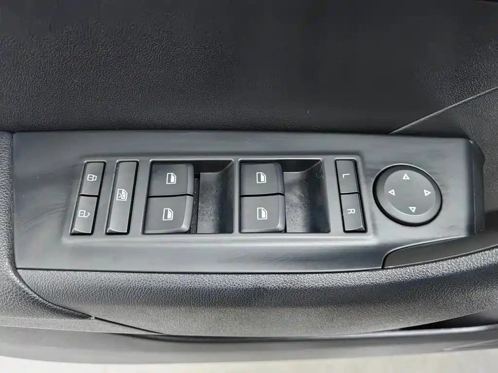 Roewe 360 — миниатюра 7