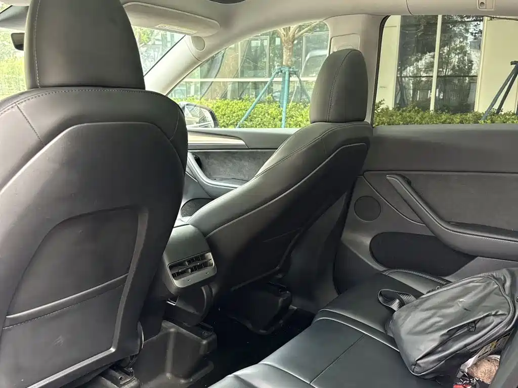 Tesla Model Y — миниатюра 8