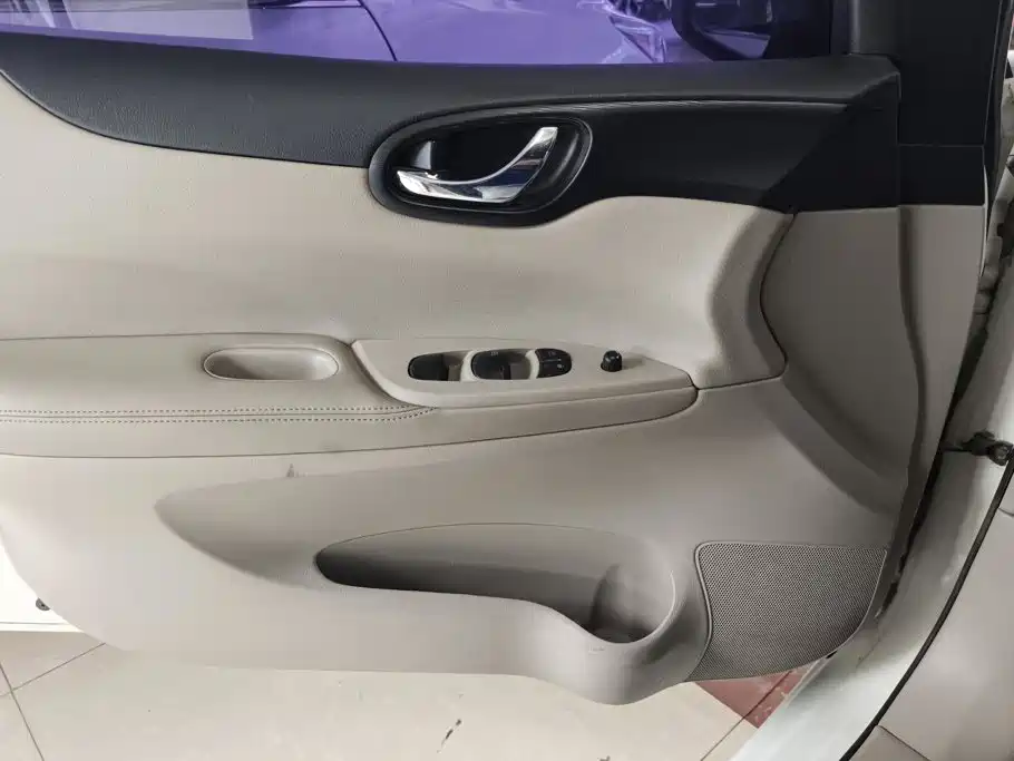 Nissan Tiida — миниатюра 7