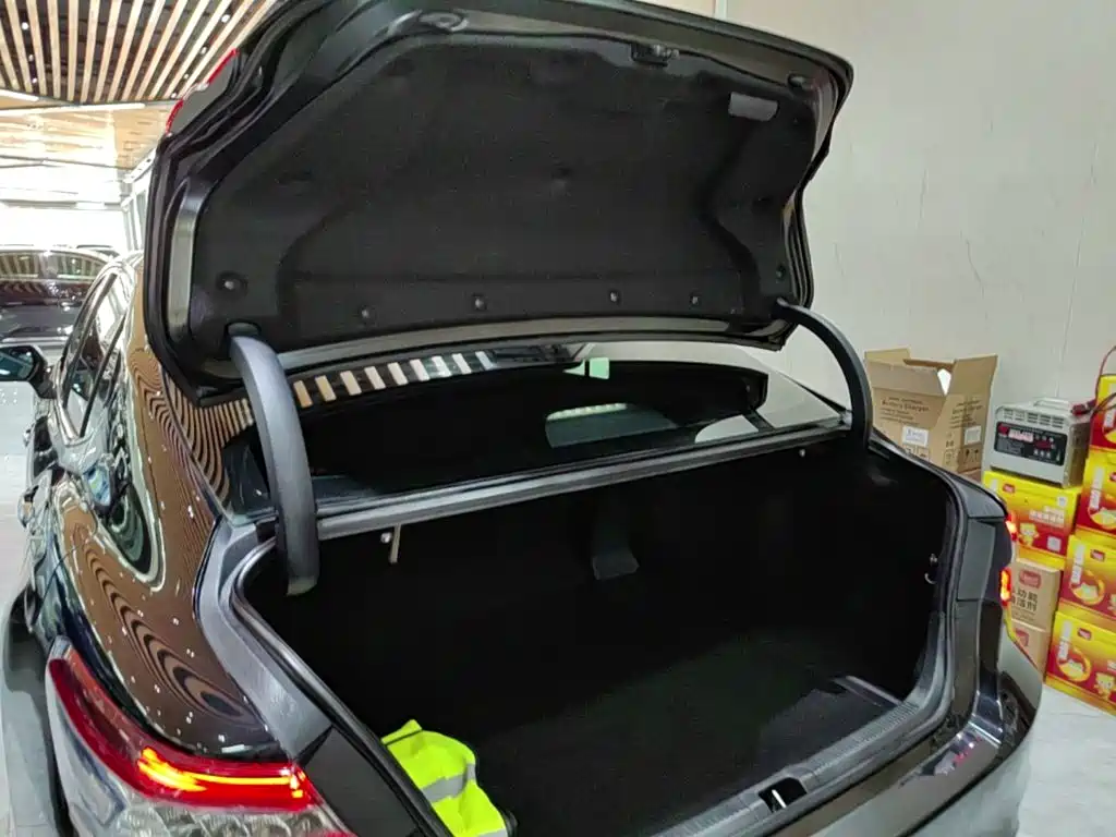 Toyota Camry — миниатюра 19