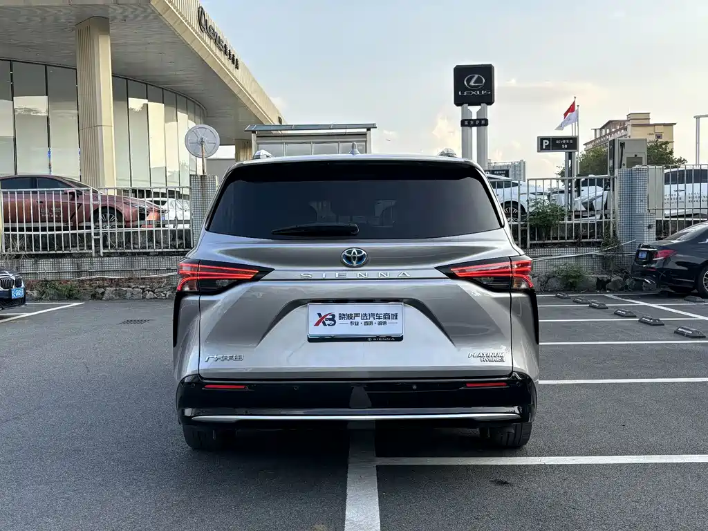 Toyota Sienna — миниатюра 3