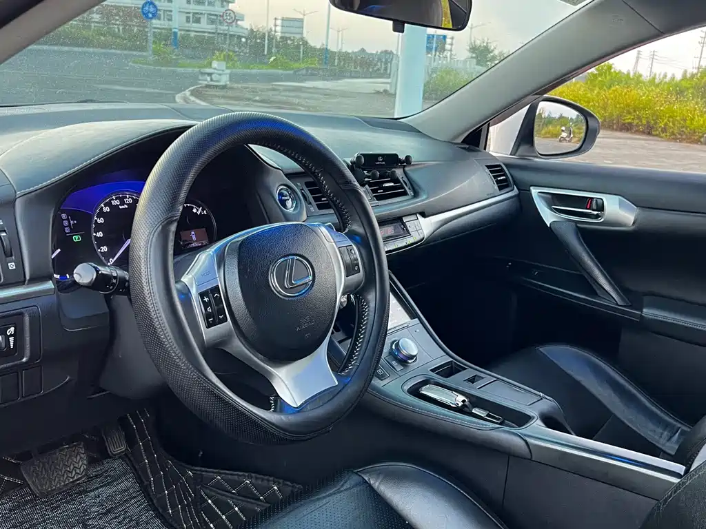Lexus CT — миниатюра 11