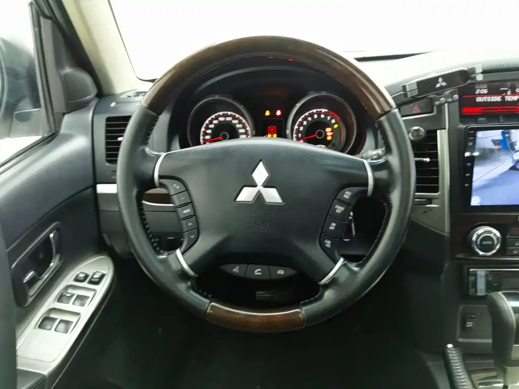 Mitsubishi Pajero (Import) — миниатюра 14
