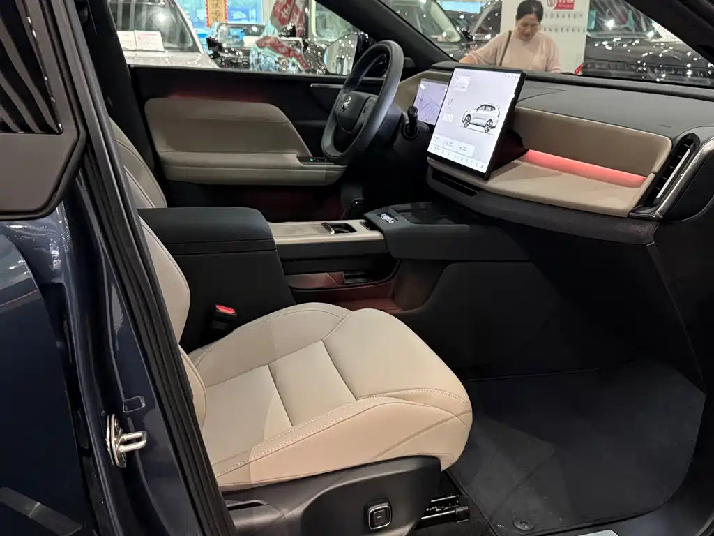 Volvo XC70 PHEV — миниатюра 10