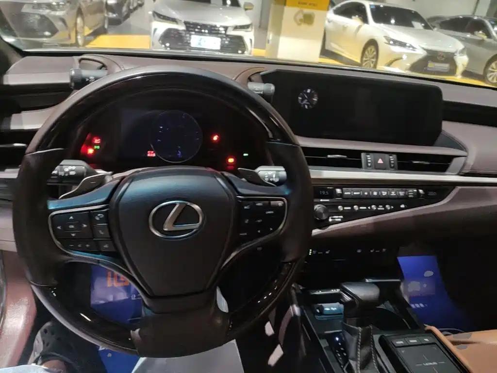 Lexus ES — миниатюра 10