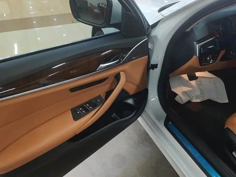 BMW 5 Series — миниатюра 7