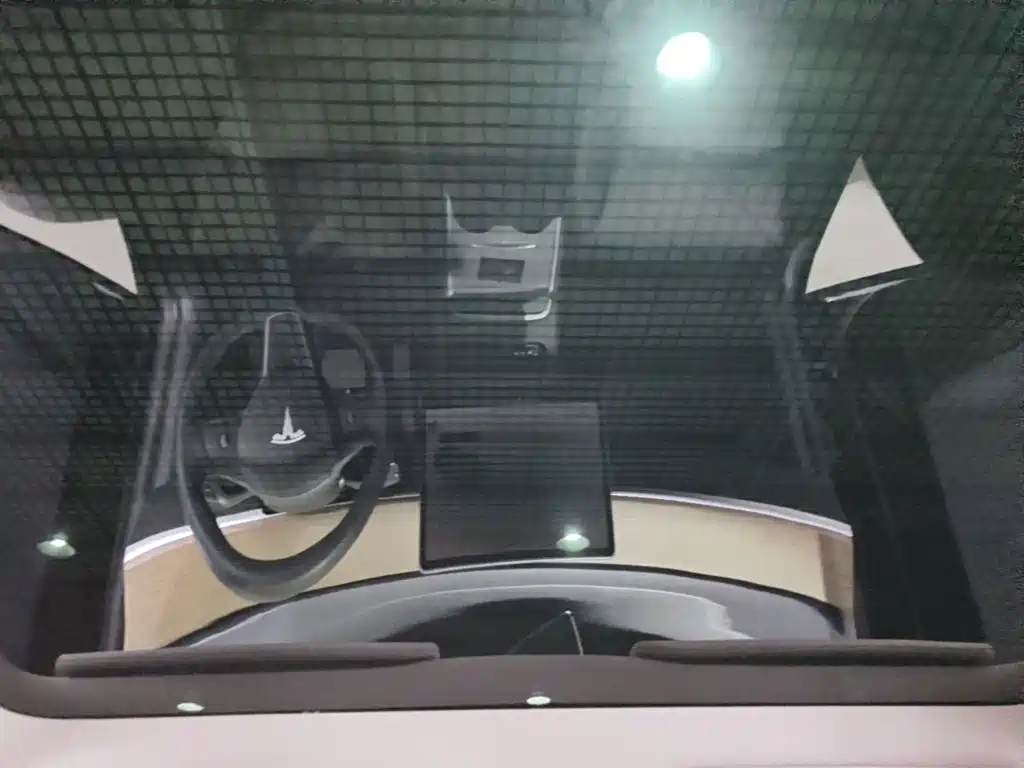 Tesla Model Y — миниатюра 18