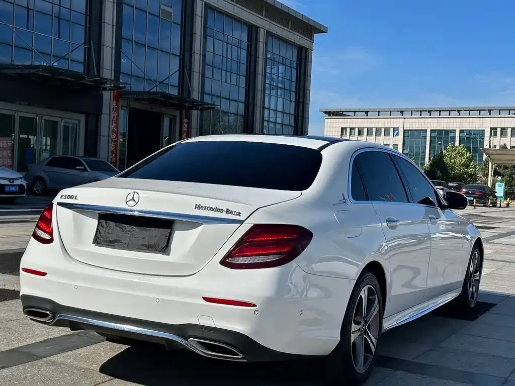 Mercedes-Benz E-Class — миниатюра 6