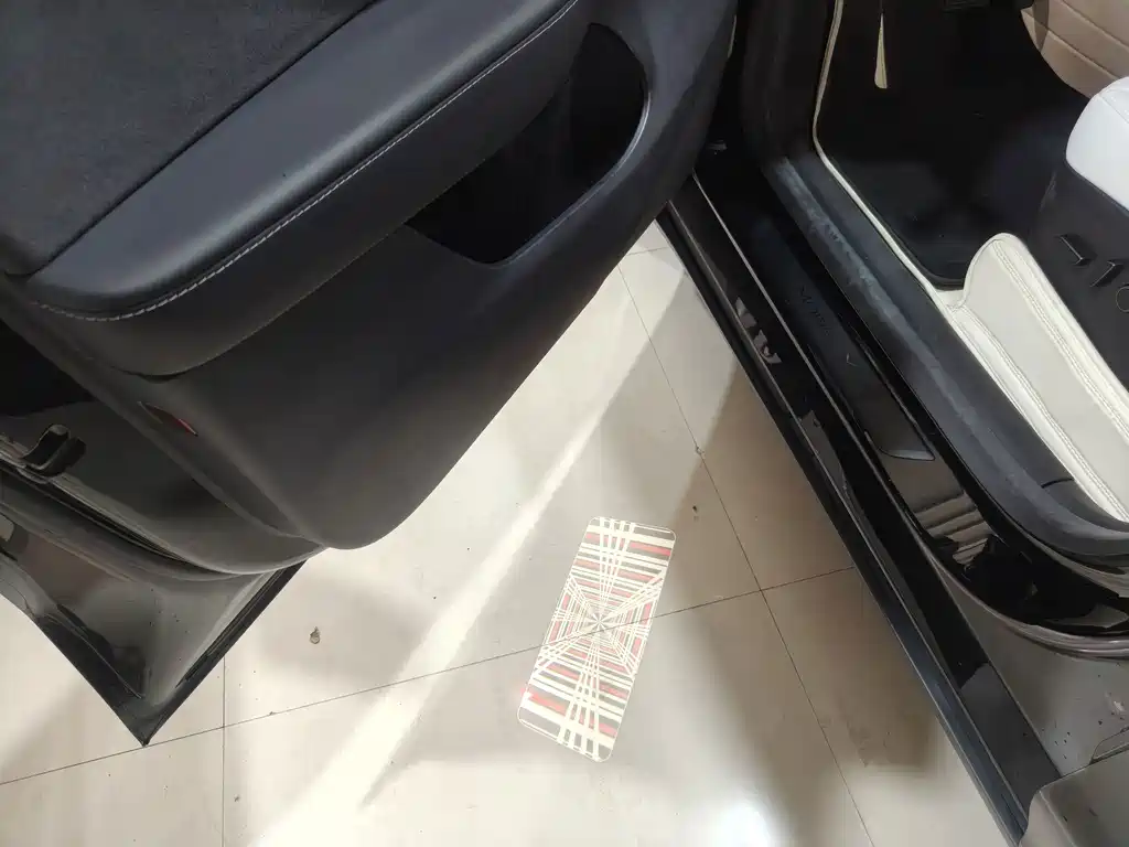Tesla Model Y — миниатюра 14
