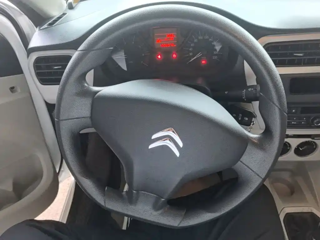 Citroen Elysee — миниатюра 11