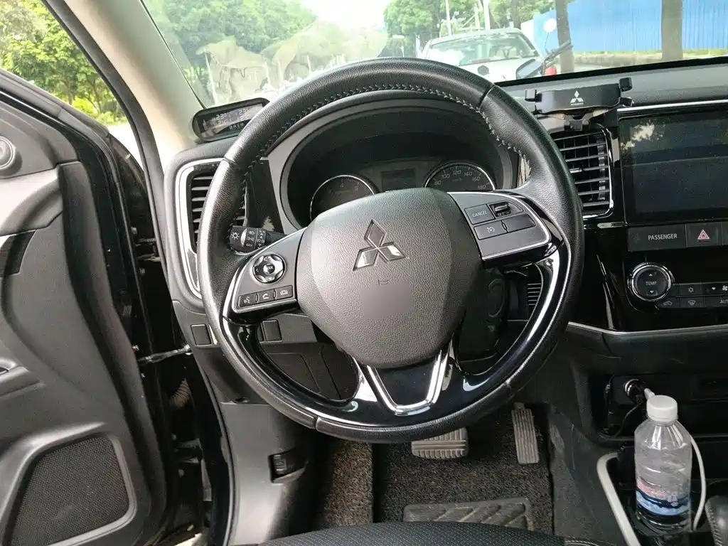 Mitsubishi Outlander — миниатюра 6