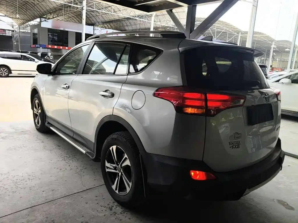 Toyota RAV4 — миниатюра 5