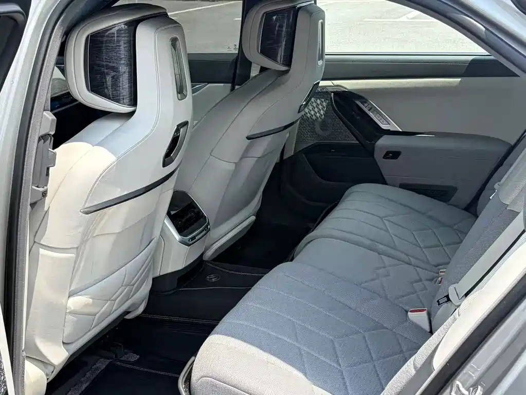 BMW i7 — миниатюра 8