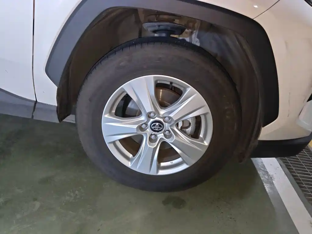 Toyota RAV4 — миниатюра 8