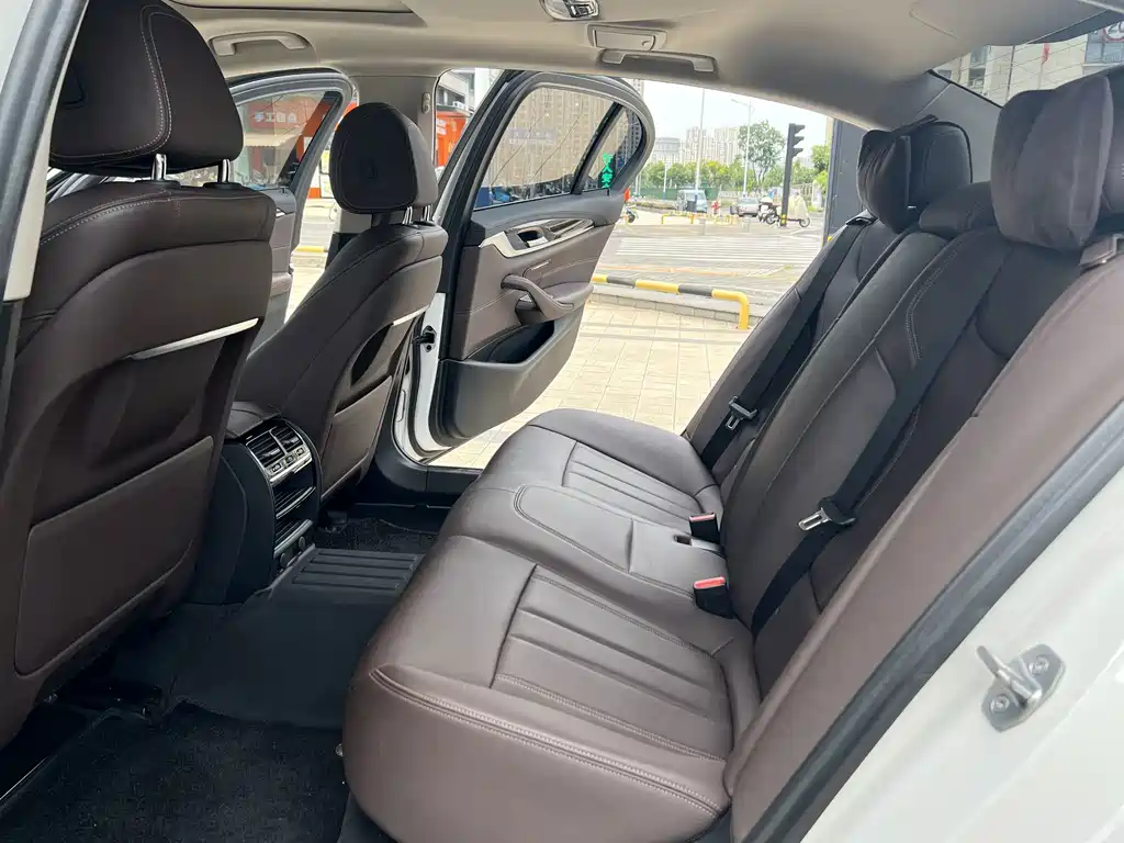 BMW 5 Series — миниатюра 12