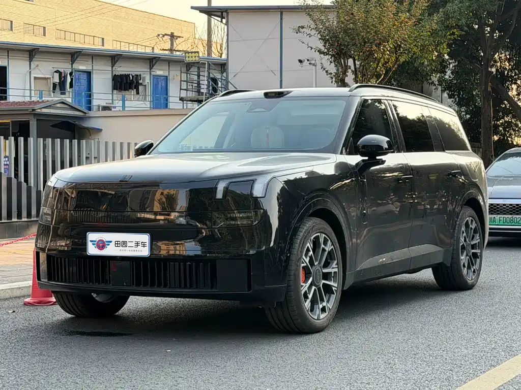 Lynk & Co 900