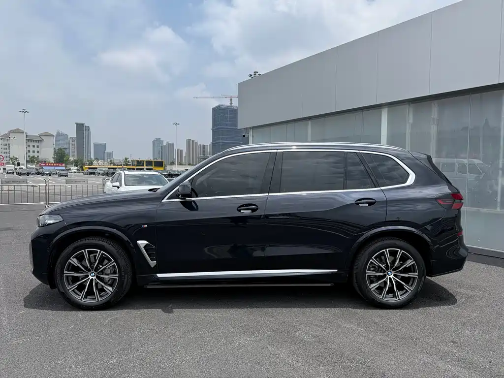 BMW X5 2023 xDrive 30Li Premium M Sport