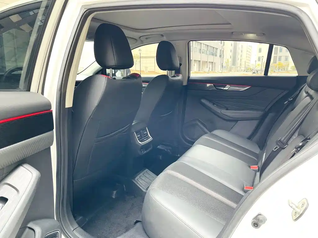 DONGFENG YI HYUN MAX