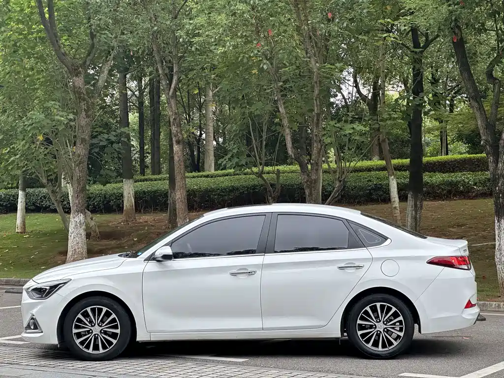 Hyundai Elantra — миниатюра 8
