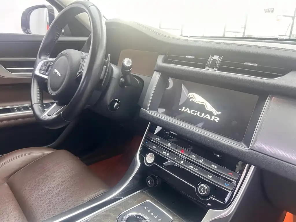 Jaguar XFL — миниатюра 6