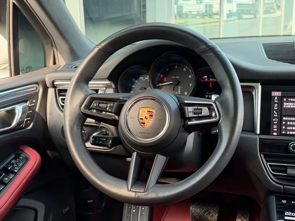 PORSCHE MACAN