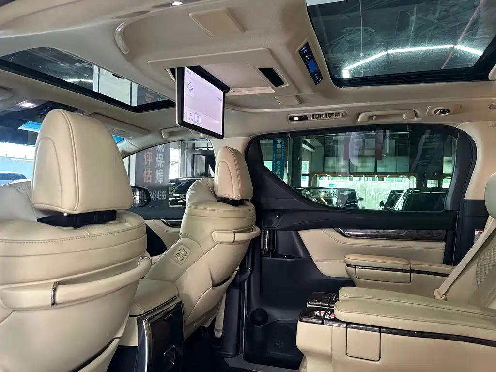 Toyota Alphard — миниатюра 13