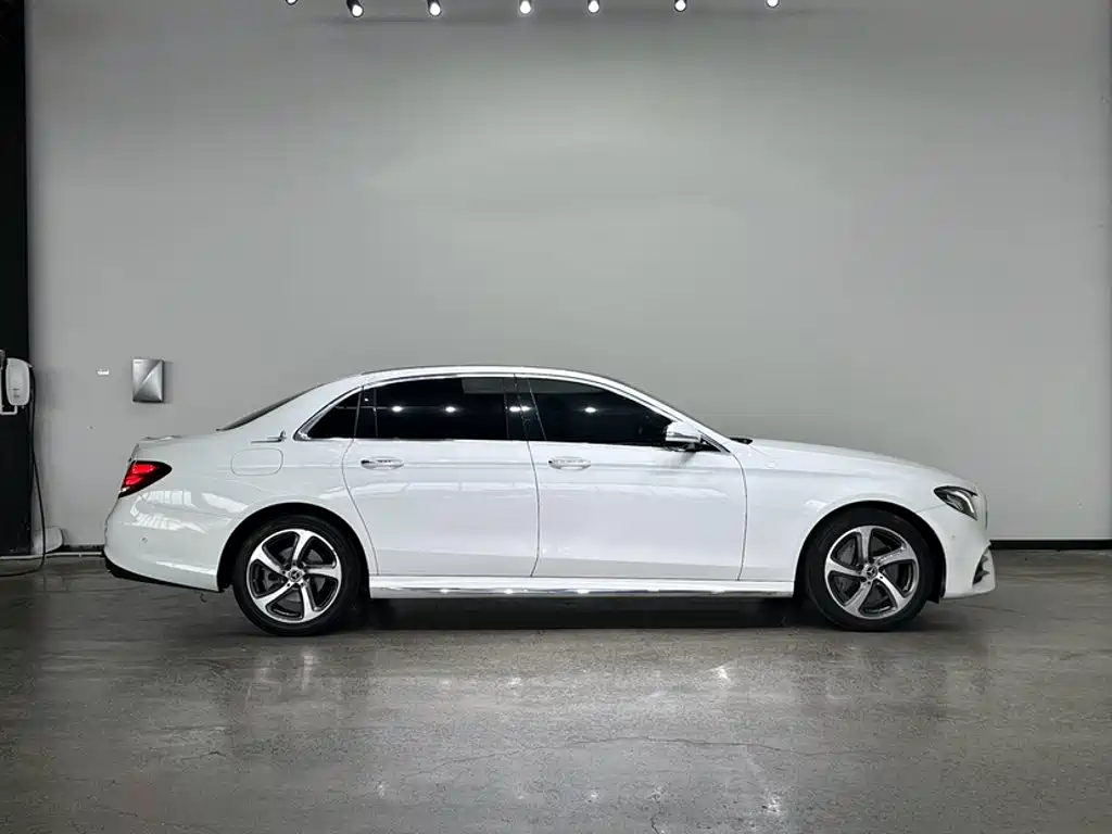 Mercedes-Benz E-Class — миниатюра 12