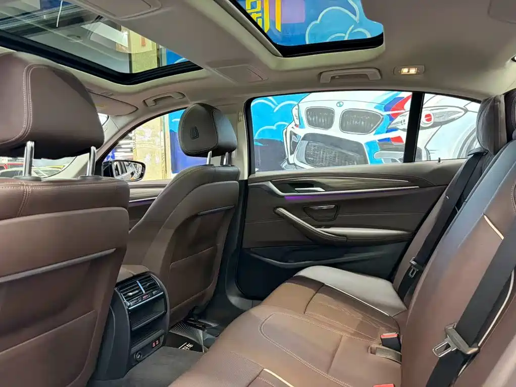 BMW 5 Series New Energy — миниатюра 11