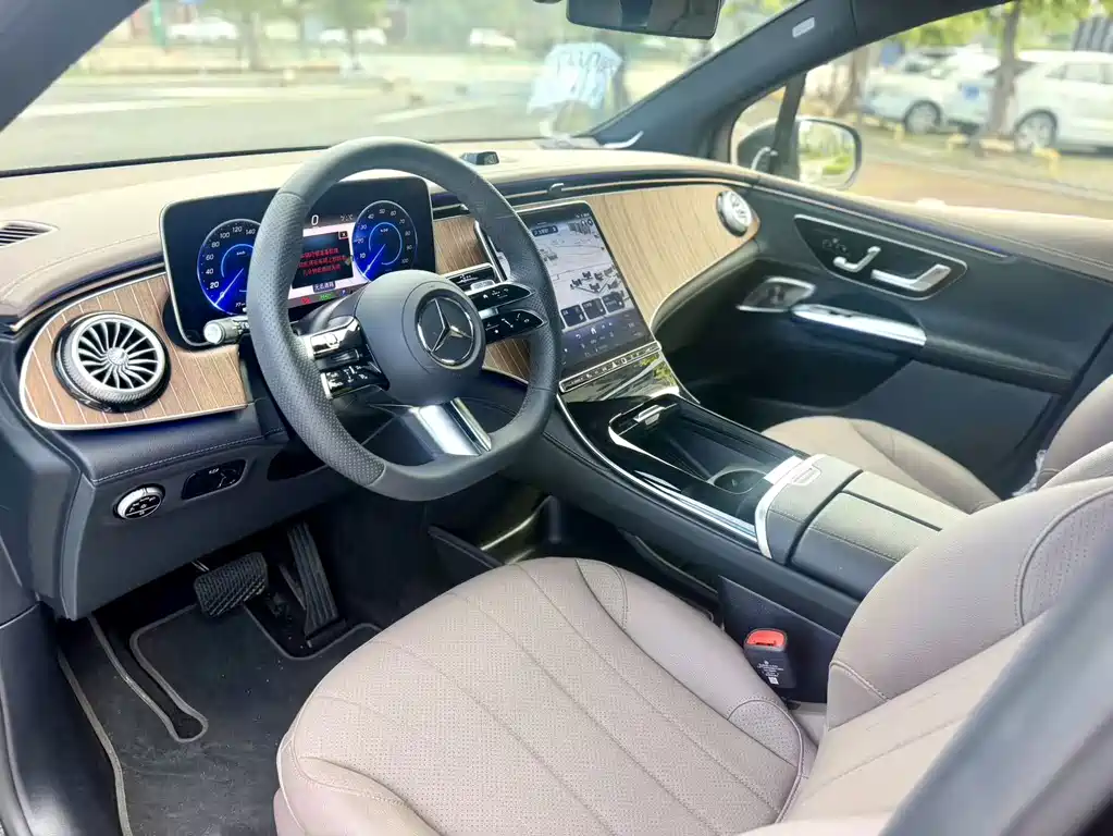 Mercedes-Benz EQE SUV — миниатюра 7