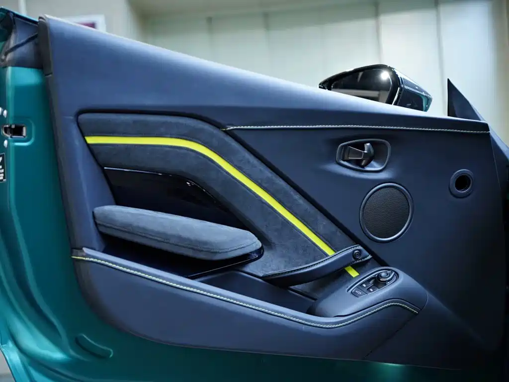 Aston Martin V8 Vantage — миниатюра 30