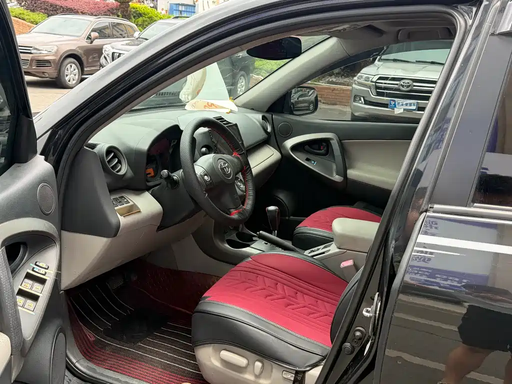 Toyota RAV4 2011 2.0L AT Luxury