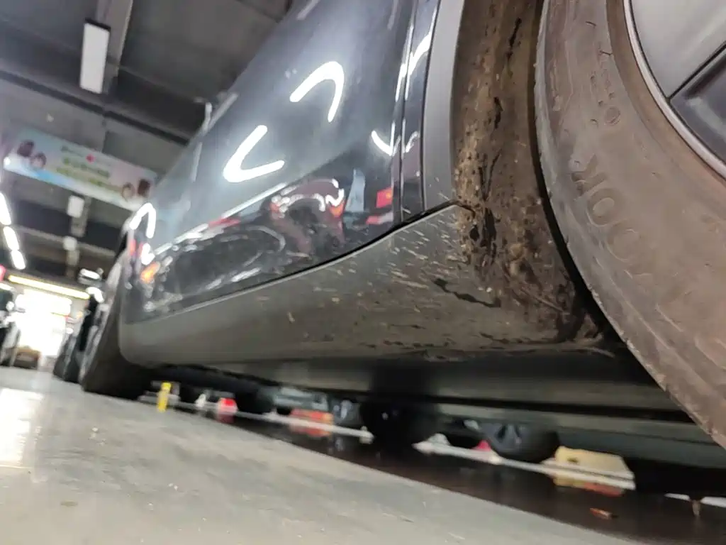 Tesla Model Y — миниатюра 21