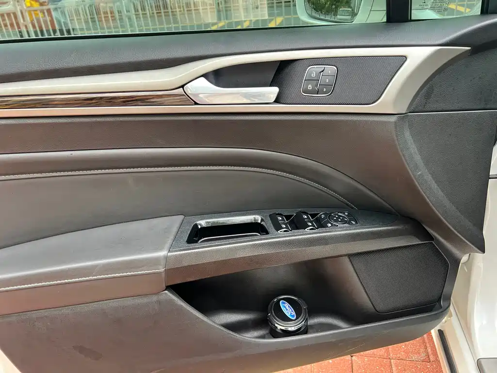Ford Mondeo — миниатюра 16