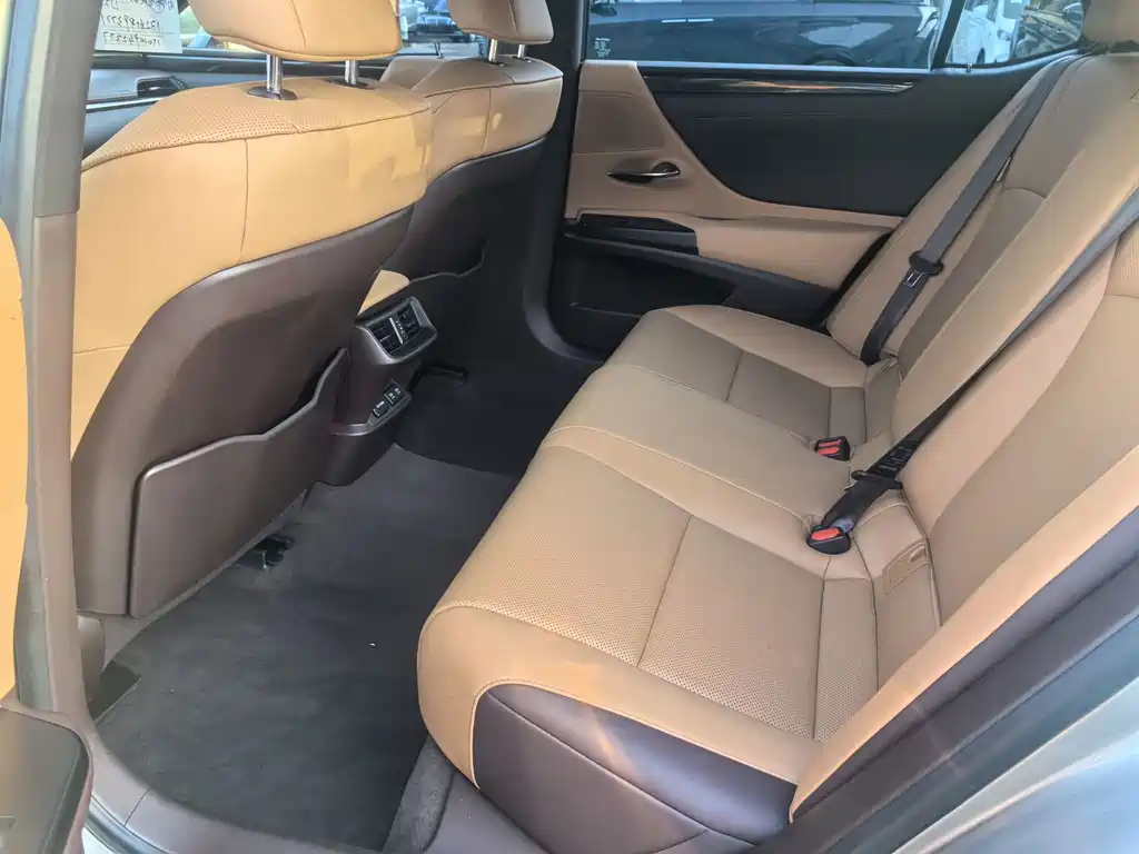 Lexus ES — миниатюра 11