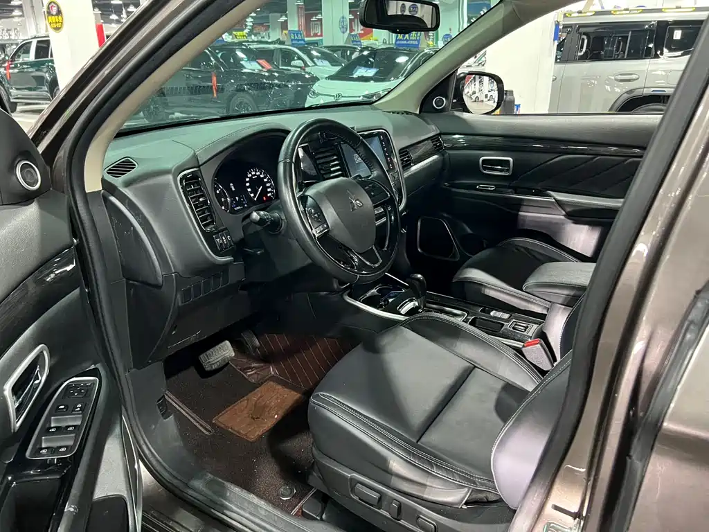 MITSUBISHI OUTLANDER