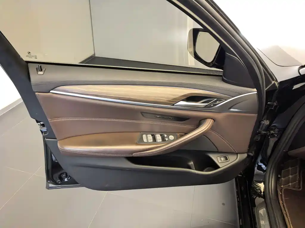 BMW 5 Series — миниатюра 18