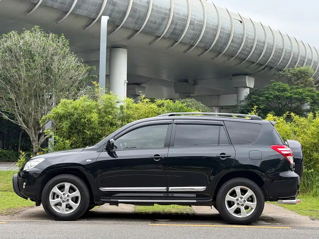 Toyota RAV4 — миниатюра 4