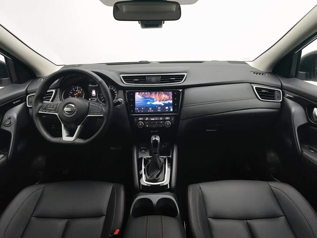Nissan Qashqai 2.0 л 2023 г. Белый, пробег 31600 км