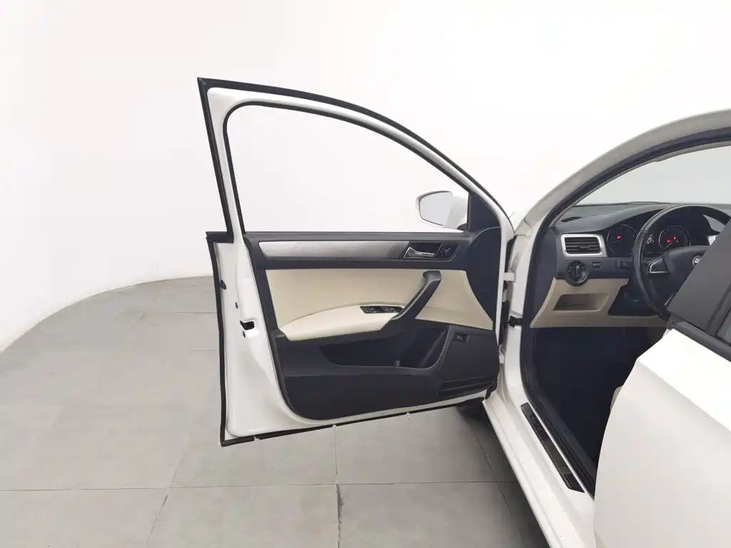 Skoda Rapid — миниатюра 8